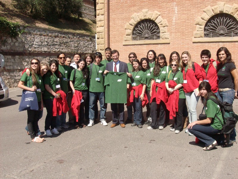 I ragazzi di Orizzonti Circolari e Claudio Martini, presidente della Regione Toscana